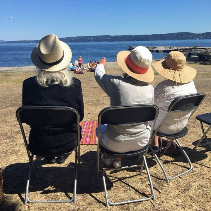 damer-på-strand-kvadratisk